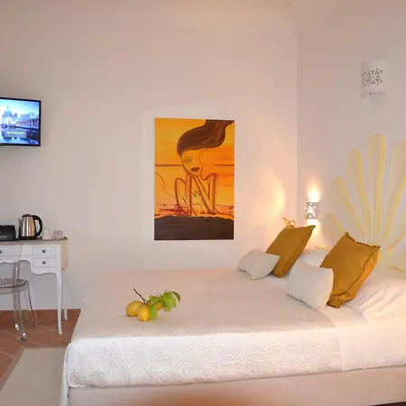 Santa Chiara Otel